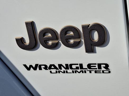 Certified 2022 Jeep Wrangler Unlimited Rubicon w/ Dual Top Group image 31