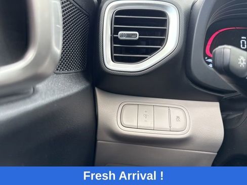 Used 2025 Hyundai Venue SEL FWD image 8