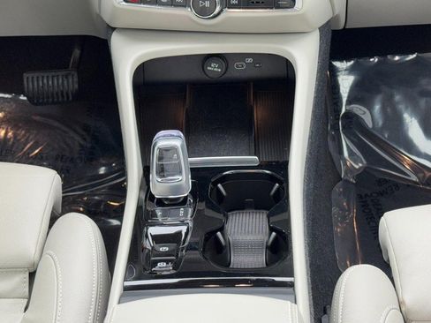 Certified 2023 Volvo XC40 B5 Ultimate w/ Protection Package Premier image 15