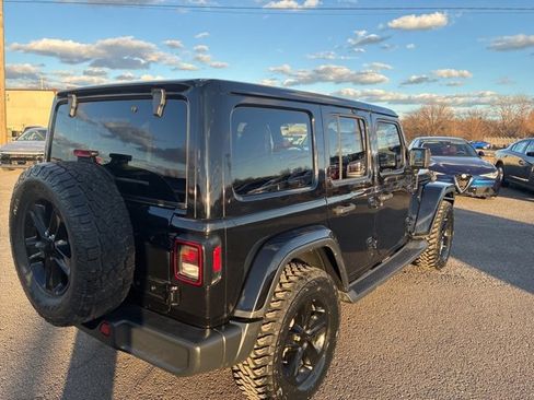 Used 2019 Jeep Wrangler Unlimited Sahara image 5