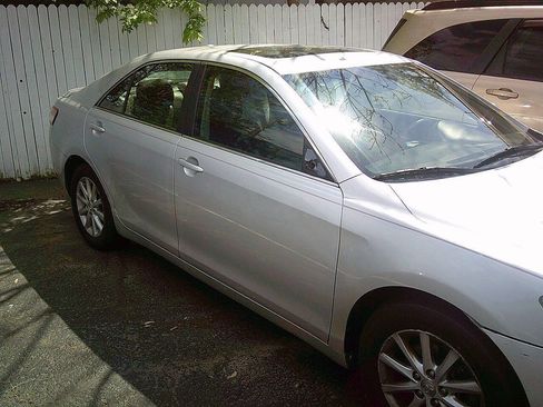 Used 2010 Toyota Camry XLE FWD image 3