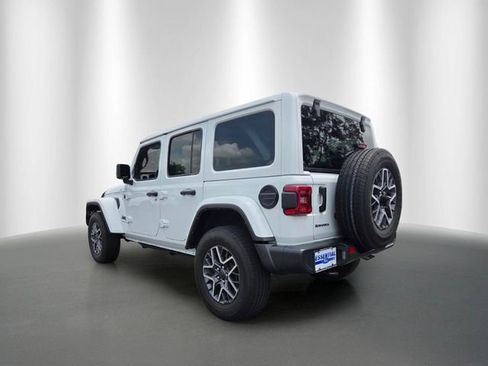 Used 2025 Jeep Wrangler Unlimited Sahara AWD/4WD image 3