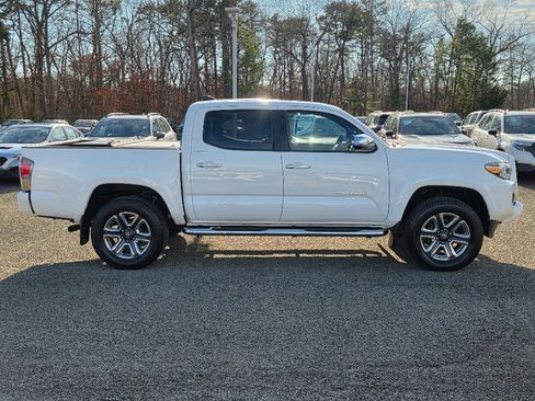 Used 2017 Toyota Tacoma Limited image 17
