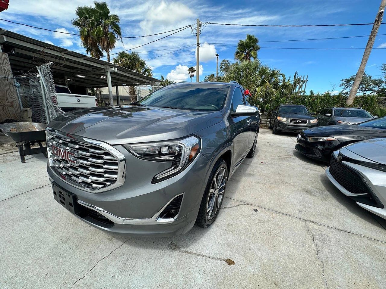 Used 2019 GMC Terrain Denali w/ Driver Alert Package II FWD image 2