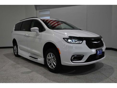 Used 2022 Chrysler Pacifica Touring-L FWD image 3