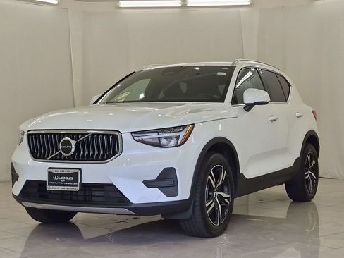 Used 2025 Volvo XC40 B5 Core AWD/4WD image 4