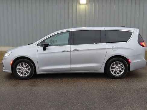 Used 2024 Chrysler Pacifica Touring-L image 11