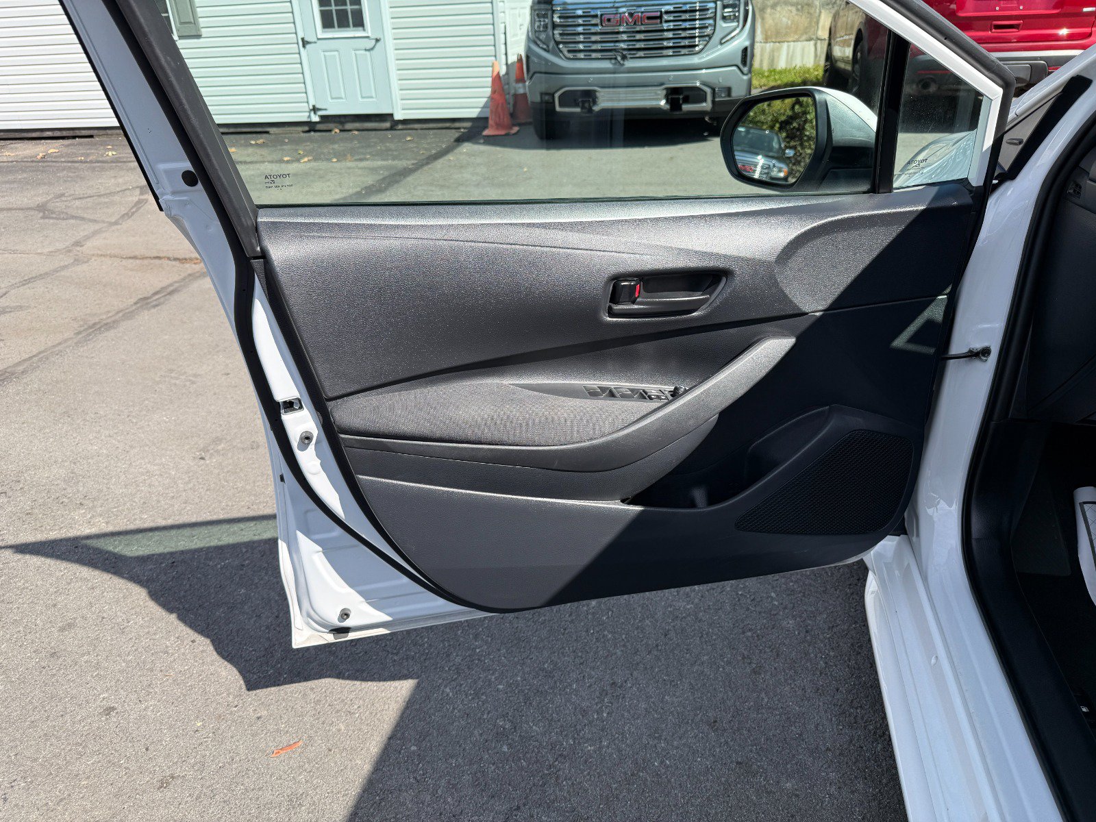 Used 2025 Toyota Corolla LE FWD image 15