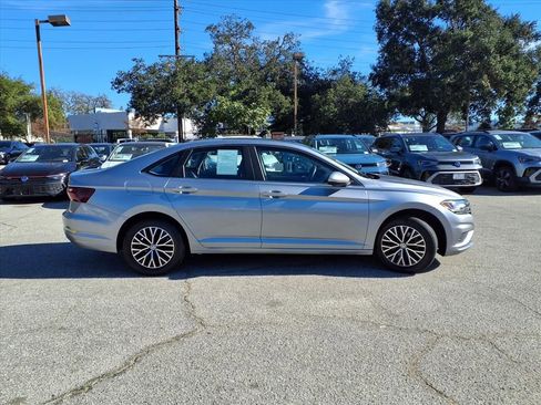 Used 2020 Volkswagen Jetta SE w/ SE Cold Weather Package image 3