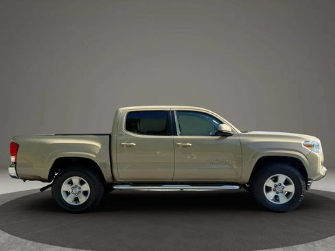 Used 2017 Toyota Tacoma SR5 RWD image 10