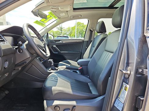 Used 2022 Volkswagen Tiguan SE w/ Panoramic Sunroof Package AWD/4WD image 14