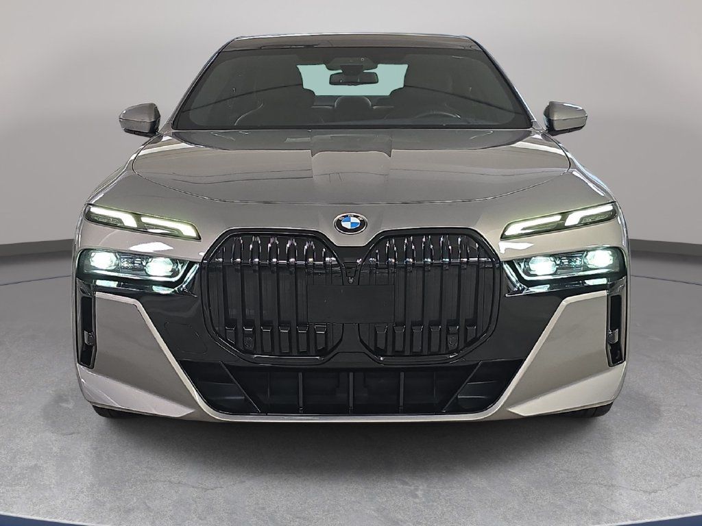 Used 2024 BMW 760i xDrive AWD/4WD image 3