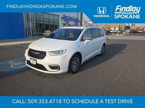 Used 2022 Chrysler Pacifica Pinnacle FWD image 1