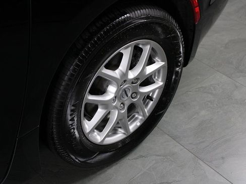 Used 2024 Chrysler Pacifica Touring-L image 9