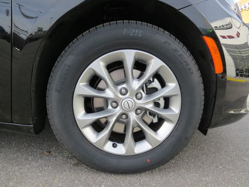 New 2026 Chrysler Pacifica Limited FWD image 10