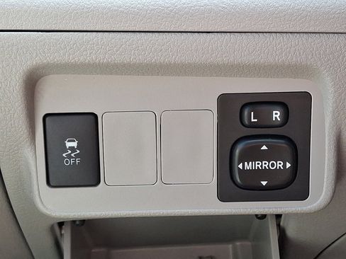 Used 2013 Toyota Corolla LE image 25