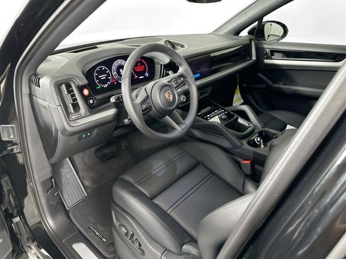 Certified 2025 Porsche Cayenne Coupe image 4