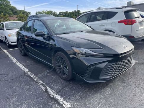 Used 2025 Toyota Camry SE FWD image 1