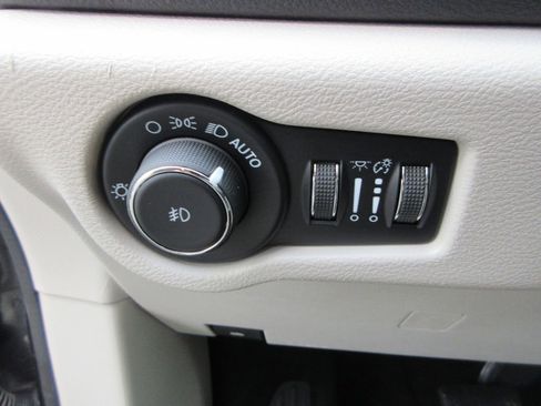 Used 2021 Chrysler Pacifica Touring-L image 26