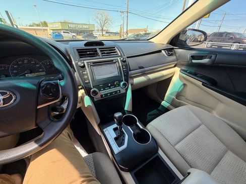 Used 2014 Toyota Camry L image 17