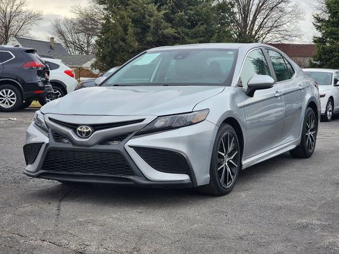 Used 2021 Toyota Camry SE w/ Carpet Mat Package (TMS) image 3