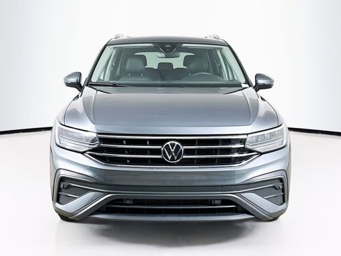 Used 2024 Volkswagen Tiguan SE image 2