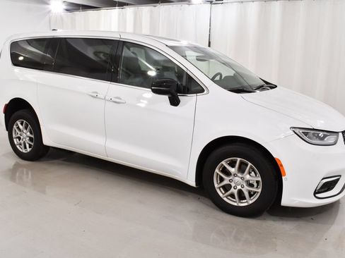 Used 2026 Chrysler Pacifica Select FWD image 6