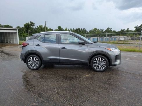Used 2023 Nissan Kicks SV FWD image 3