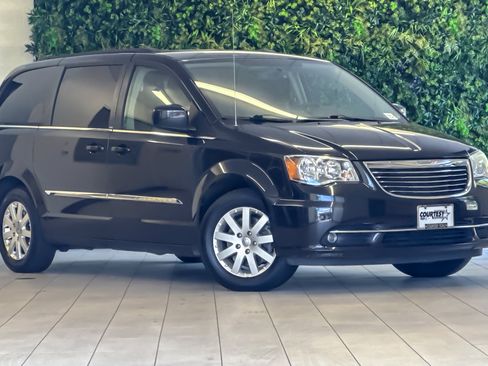 Used 2013 Chrysler Town & Country Touring FWD image 1