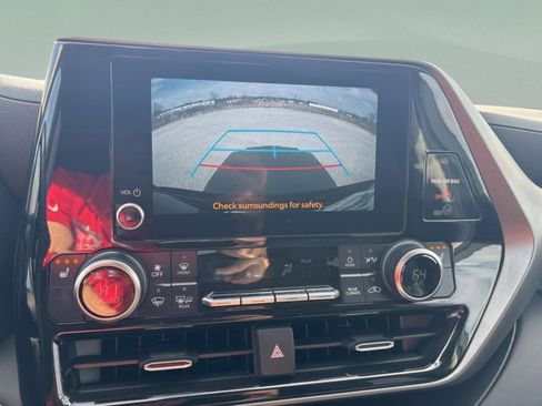 Certified 2024 Toyota Highlander XLE image 19