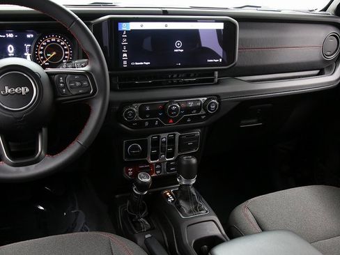 Used 2025 Jeep Wrangler Unlimited Rubicon image 16