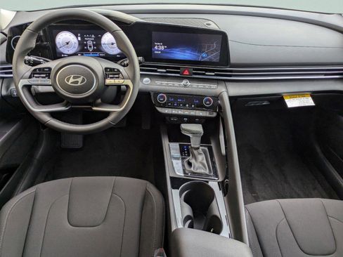 Used 2025 Hyundai Elantra SEL FWD image 11