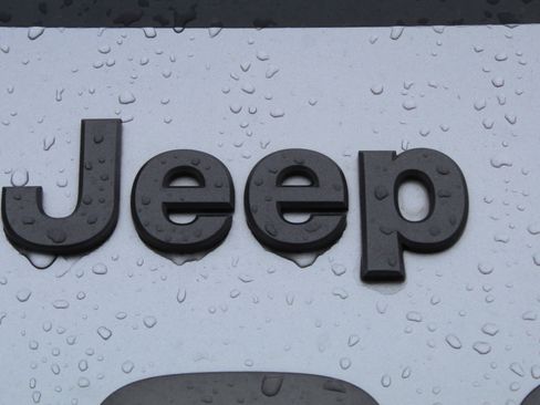 Used 2018 Jeep Cherokee Trailhawk w/ Comfort/Convenience Group AWD/4WD image 12