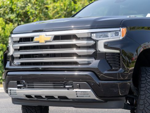 Used 2025 Chevrolet Silverado 1500 High Country w/ Technology Package AWD/4WD image 39