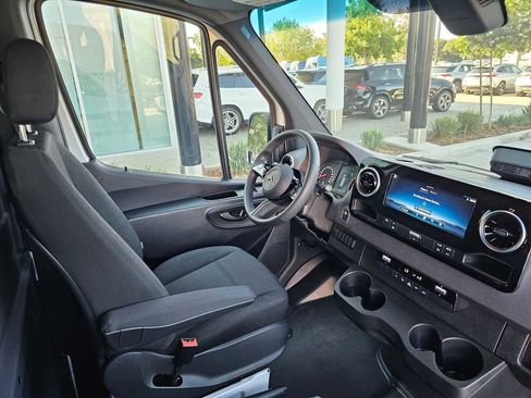 Used 2025 Mercedes-Benz Sprinter 2500 image 11