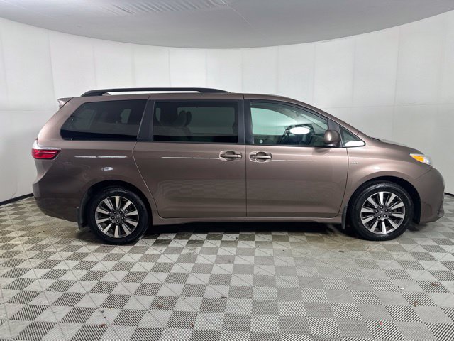 Used 2018 Toyota Sienna LE w/ Carpet Mat Package AWD/4WD image 9