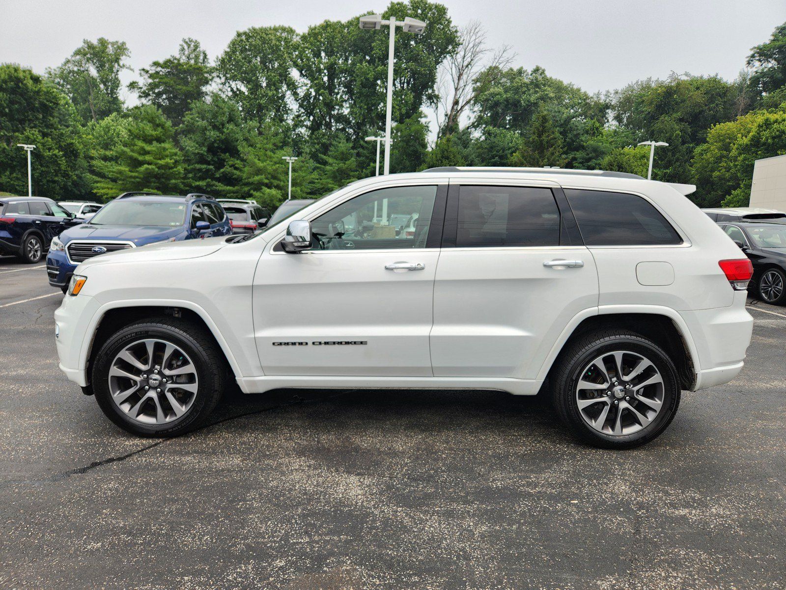 Used 2018 Jeep Grand Cherokee Overland AWD/4WD image 5