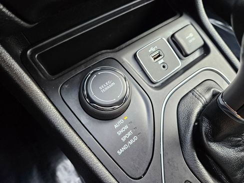 Used 2021 Jeep Cherokee Latitude Lux w/ Comfort/Convenience Group image 26