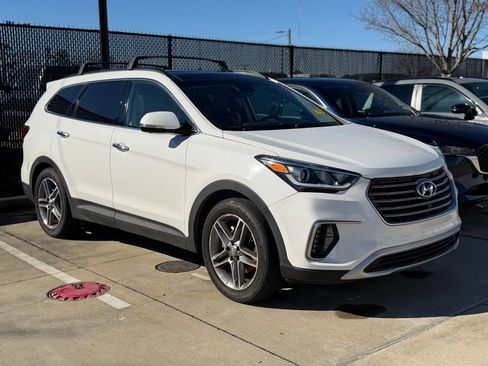 Used 2017 Hyundai Santa Fe SE image 2