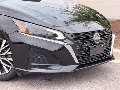 Used 2025 Nissan Altima 2.5 SV FWD image 3