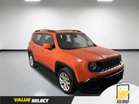 Used 2016 Jeep Renegade Latitude w/ Cold Weather Group FWD image 4