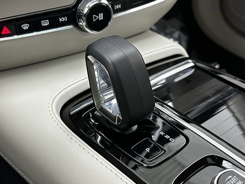 Used 2023 Volvo S60 T8 Plus image 18