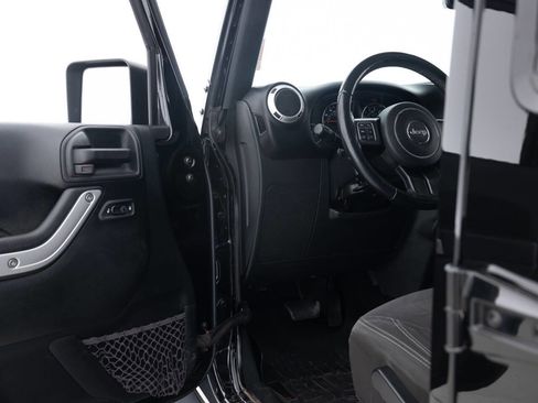 Used 2017 Jeep Wrangler Unlimited Sahara w/ Connectivity Group AWD/4WD image 24