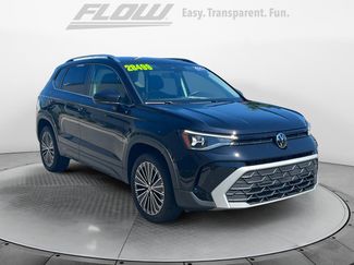 Certified 2025 Volkswagen Taos SE image 1