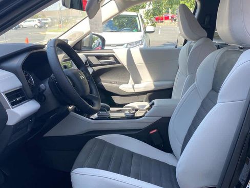 New 2025 Mitsubishi Outlander SE image 8