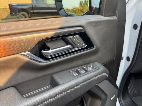 Used 2026 GMC Yukon Denali w/ Denali Reserve Package AWD/4WD image 11