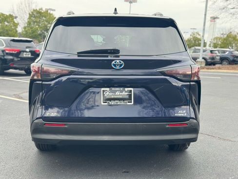 Used 2023 Toyota Sienna XLE image 10