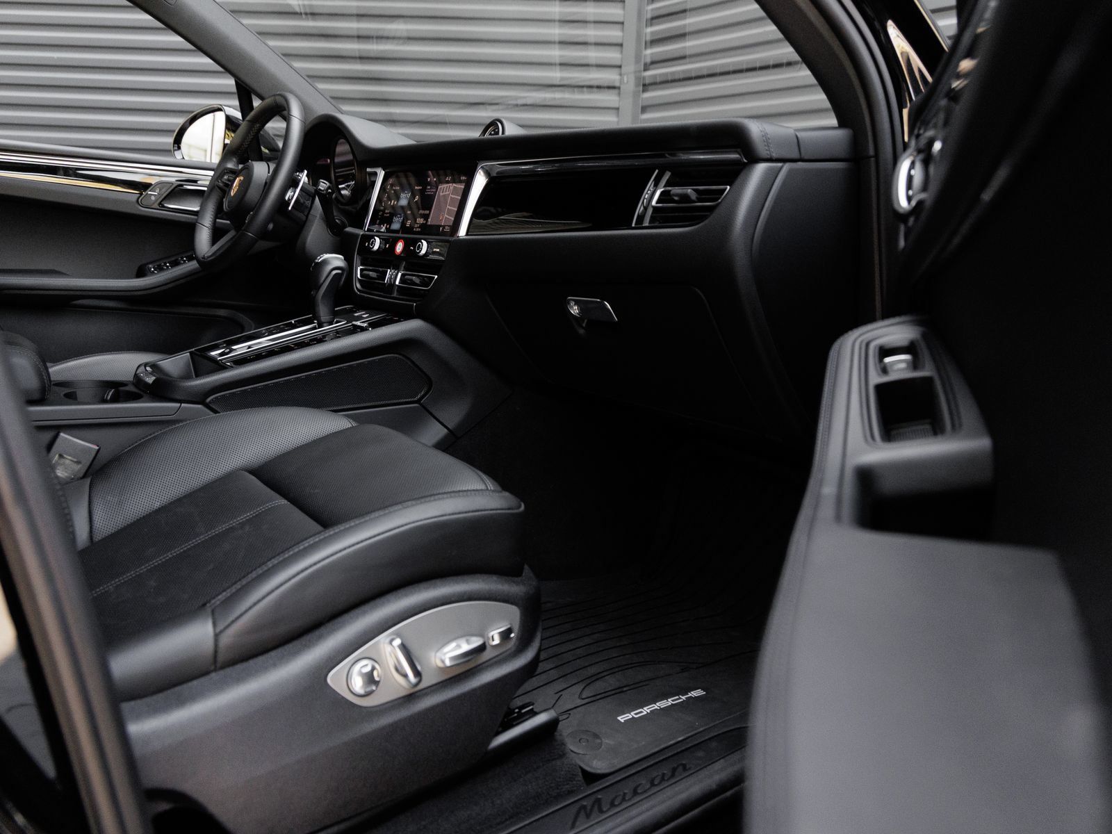 Used 2026 Porsche Macan AWD/4WD image 38