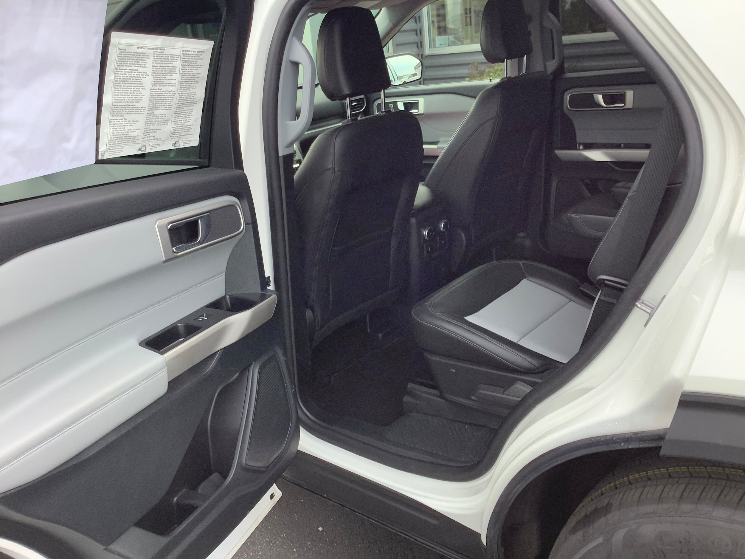 Used 2024 Ford Explorer XLT w/ Equipment Group 202A AWD/4WD image 11