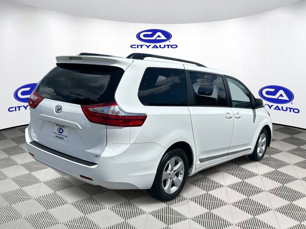Used 2017 Toyota Sienna LE FWD image 3